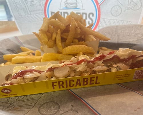 Frites avec fricadelle xxl spécial
